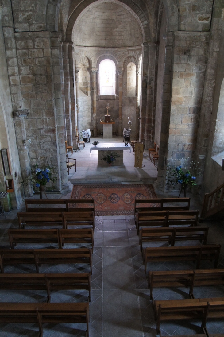 La nef vers le choeur (du balcon). Eglise de Saint-Amand. - Marval