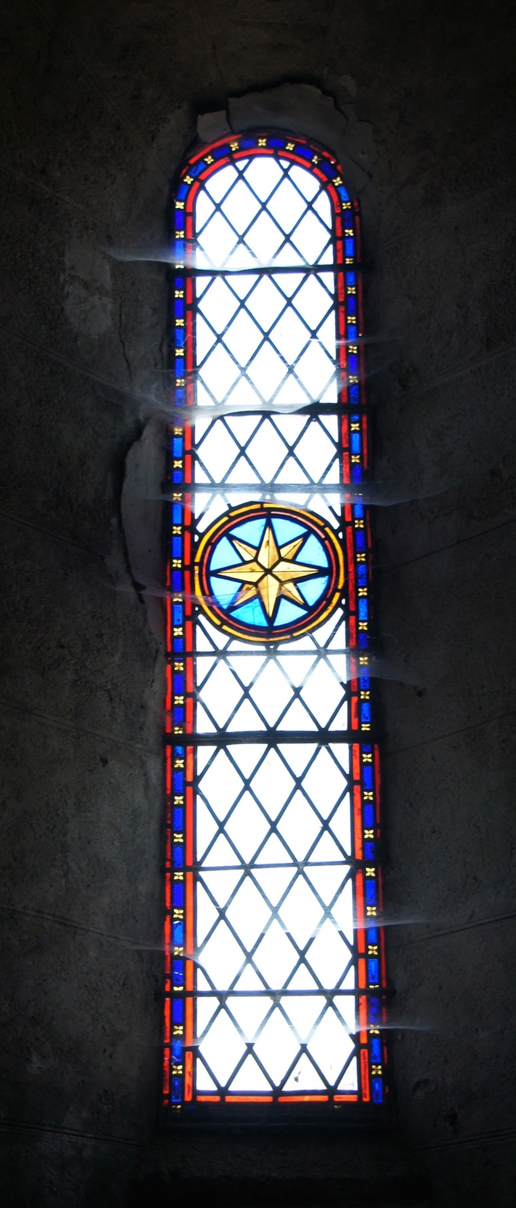 Vitrail de l'église de Saint-Amand. - Marval