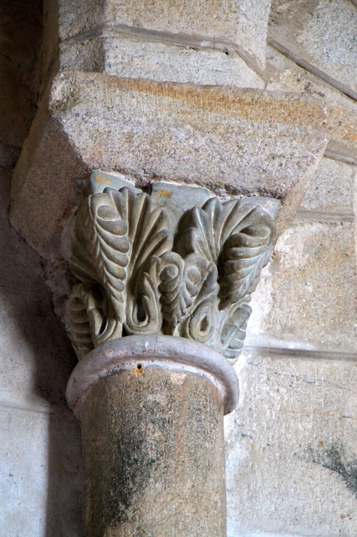 Eglise de Saint-Amand : chapiteau dans le choeur. - Marval