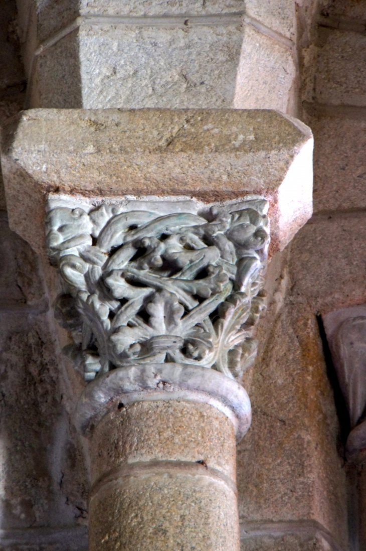 Eglise de Saint-Amand : chapiteau dans le choeur. - Marval