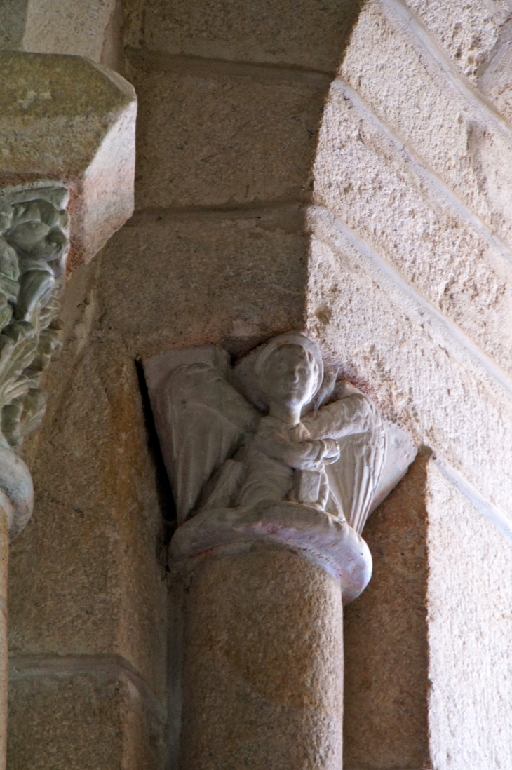 Eglise de Saint-Amand : chapiteau dans le choeur. - Marval