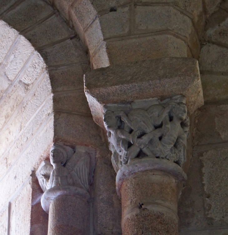 Eglise de Saint-Amand : chapiteau dans le choeur. - Marval