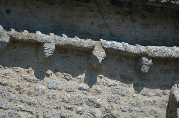 Modillons de l'église romane - Montrol-Sénard