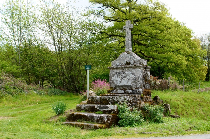 Aux environs, chemin de la Croix. - Montrol-Sénard