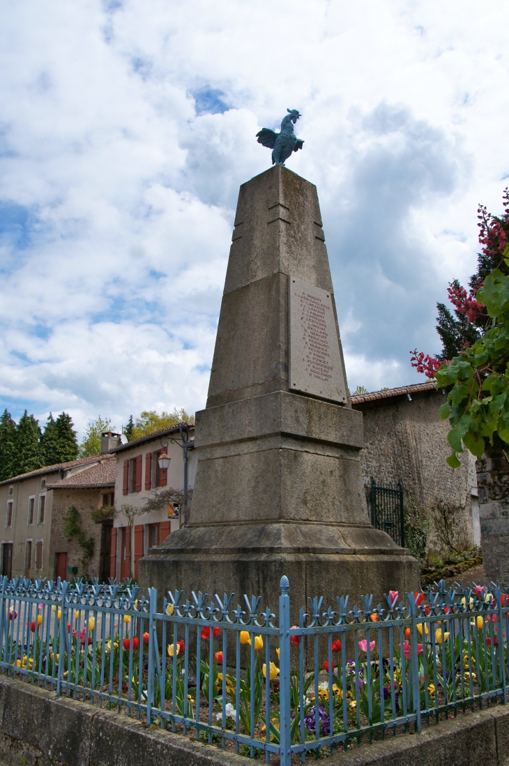 Le Monument aux Morts - Montrol-Sénard