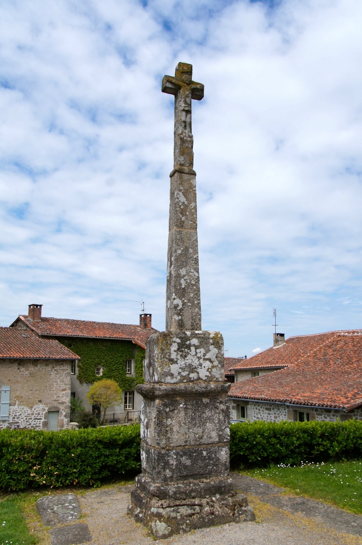 La croix hosannière du XVIIIe siècle. - Montrol-Sénard