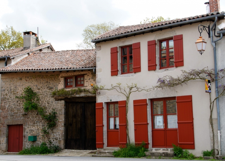 Maison du village. - Montrol-Sénard