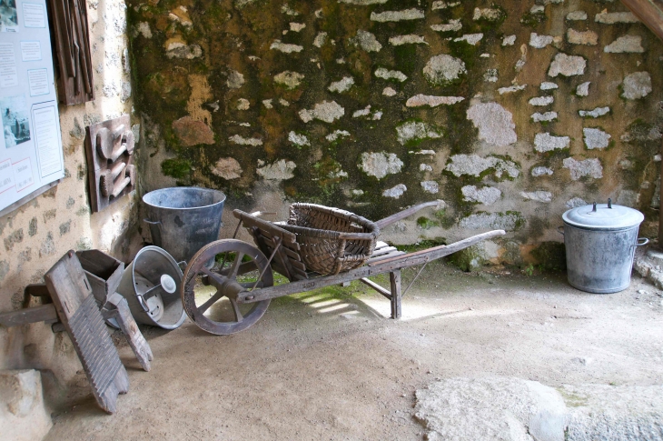 Accessoires du Lavoir. - Montrol-Sénard