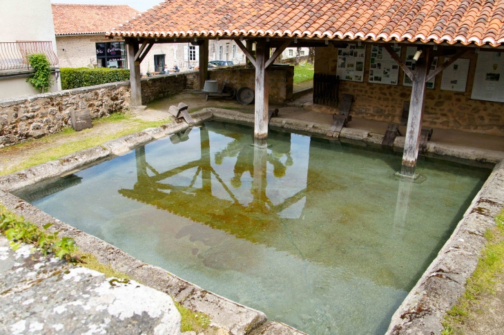 Le Lavoir. - Montrol-Sénard