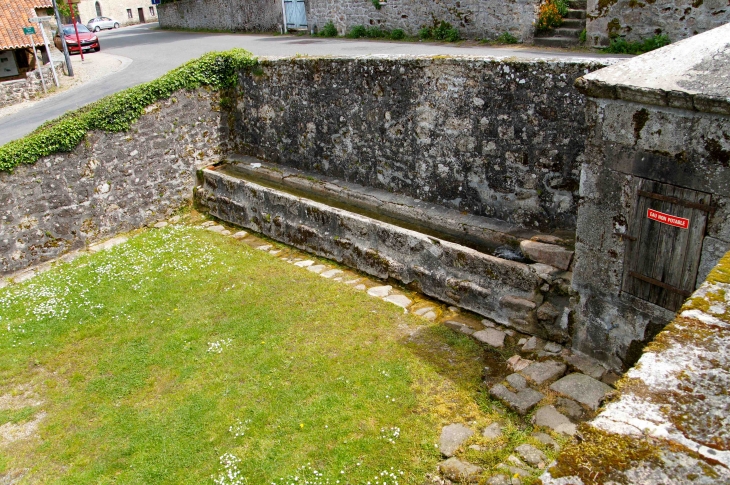 Abreuvoir pour les animeaux. - Montrol-Sénard