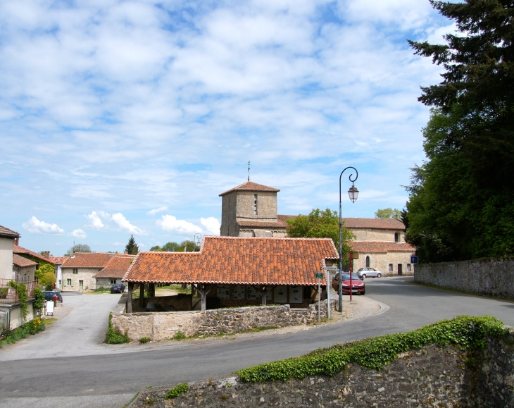 Vue sur le Lavoir et l'Eglise. - Montrol-Sénard