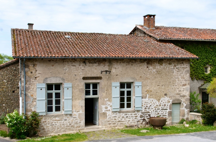 L'ancienne école communale. - Montrol-Sénard