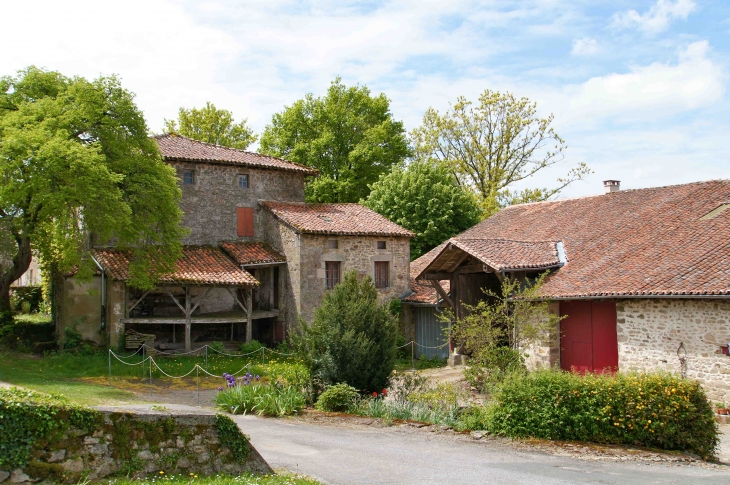 Architecture rurale. - Montrol-Sénard