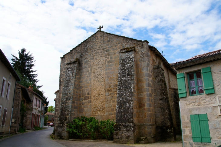 Le chevet de l'église. - Montrol-Sénard