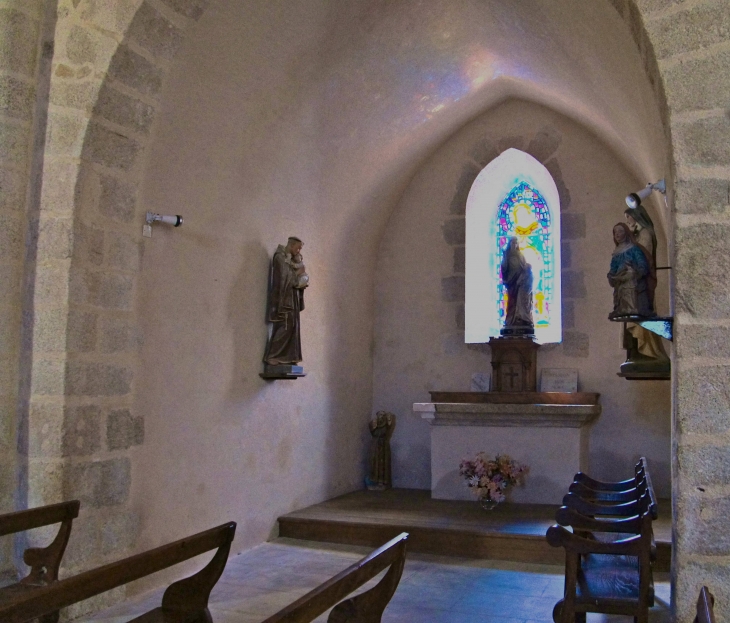 Petite chapelle latérale. - Montrol-Sénard