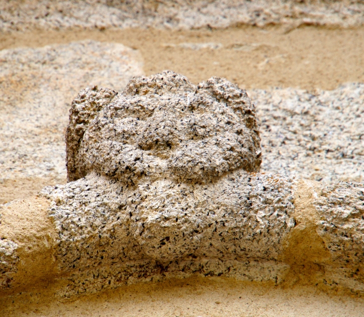 Détail : sculpture sur le linteau du portail. - Montrol-Sénard