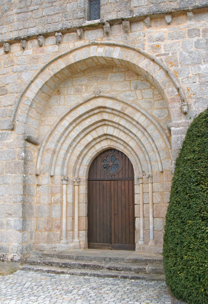 Portail de l'église - Montrol-Sénard