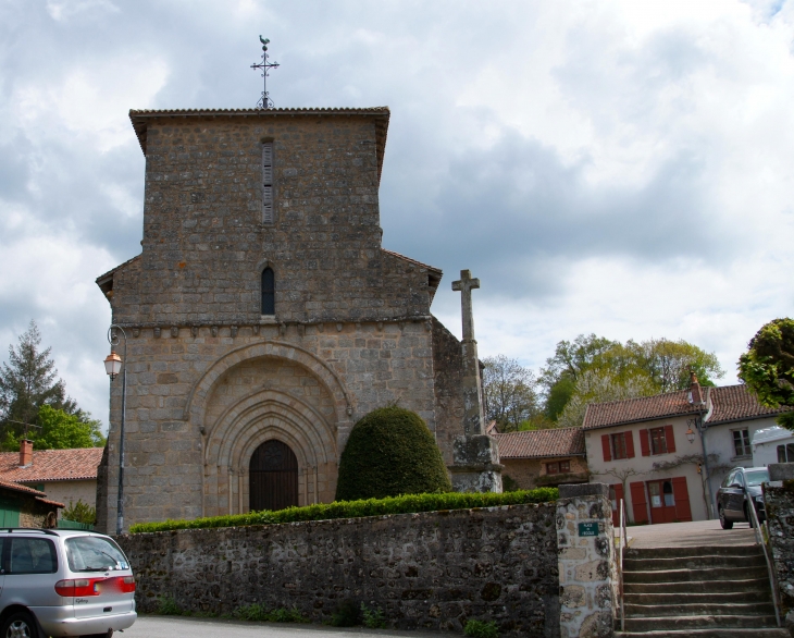 Façade occidentale de l'église Saint-Julien XIIe, XIIIe siècles. - Montrol-Sénard