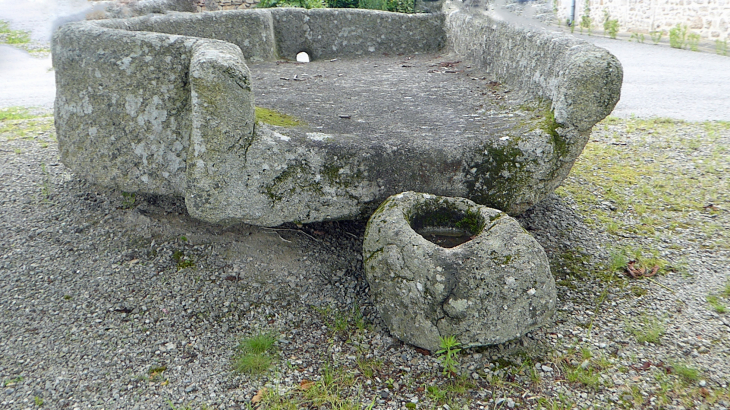 Cuve baptismale médiévale - Nantiat