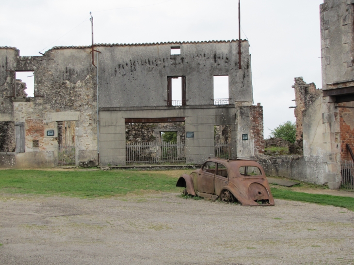 Carcasse de voiture brûlée.  - Oradour-sur-Glane