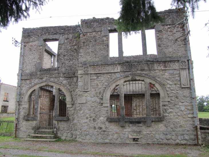 Façade de la poste.  - Oradour-sur-Glane