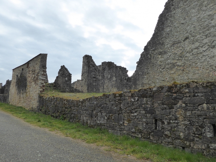 Dans le village détruit - Oradour-sur-Glane