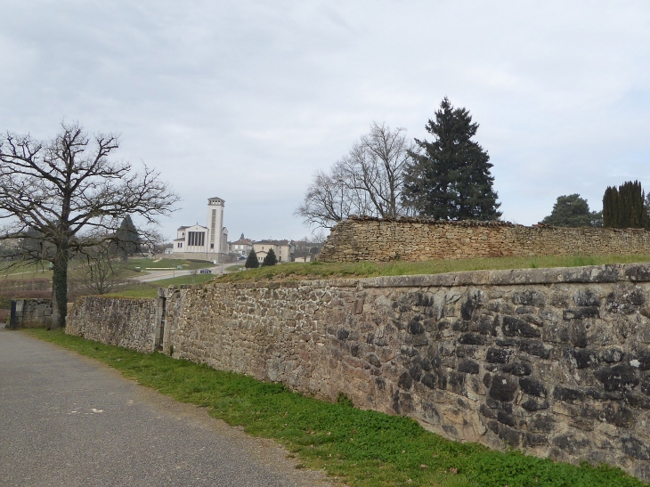 Dans les ruines du village détruit - Oradour-sur-Glane