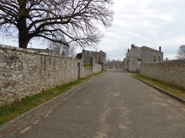 Dans le village détruit - Oradour-sur-Glane