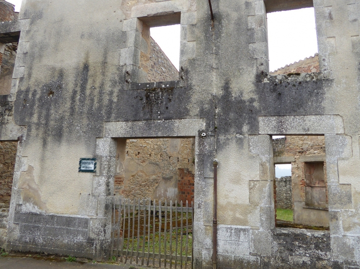 Dans le village détruit - Oradour-sur-Glane