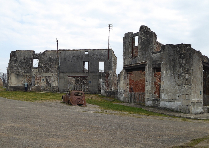 Dans le village détruit - Oradour-sur-Glane