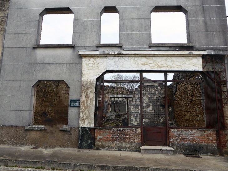 Dans le village détruit - Oradour-sur-Glane