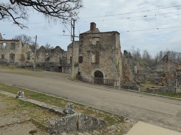 Dans le village détruit - Oradour-sur-Glane