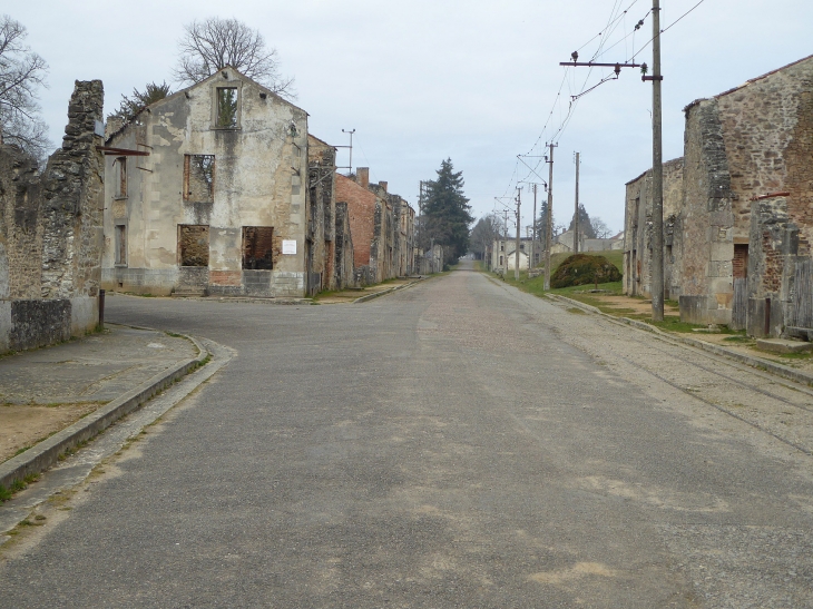 Dans le village détruit - Oradour-sur-Glane