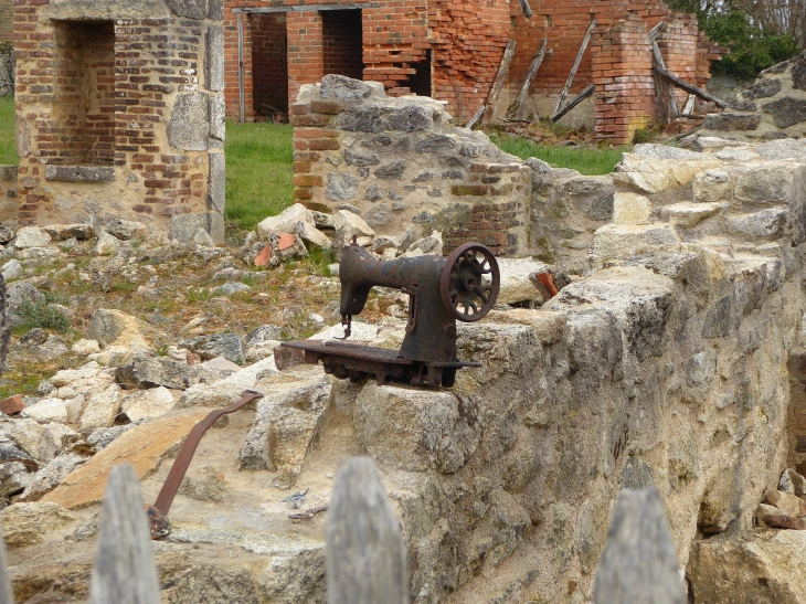 Dans le village détruit - Oradour-sur-Glane