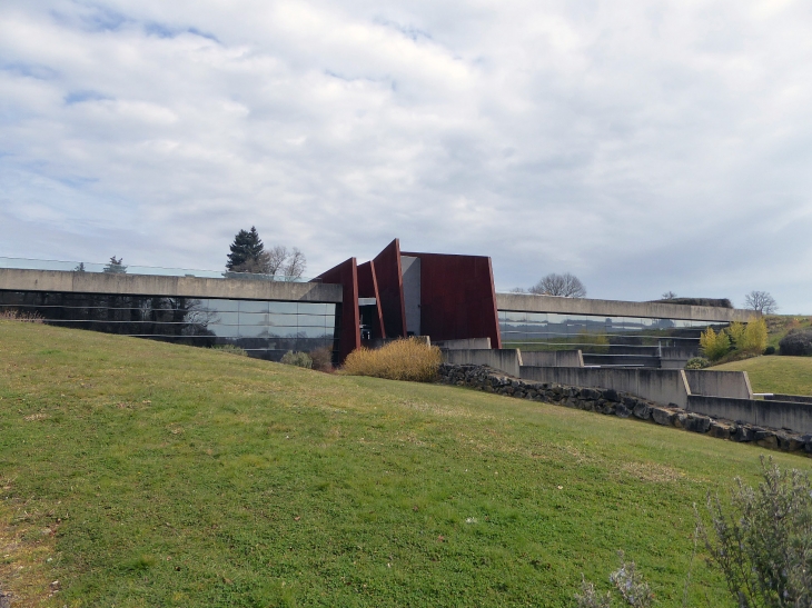 Le village reconstruit vu des ruines - Oradour-sur-Glane