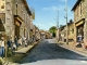 Cité martyre (10 juin 1944) - Rue centrale de l'ancien village (carte postale de 1960)