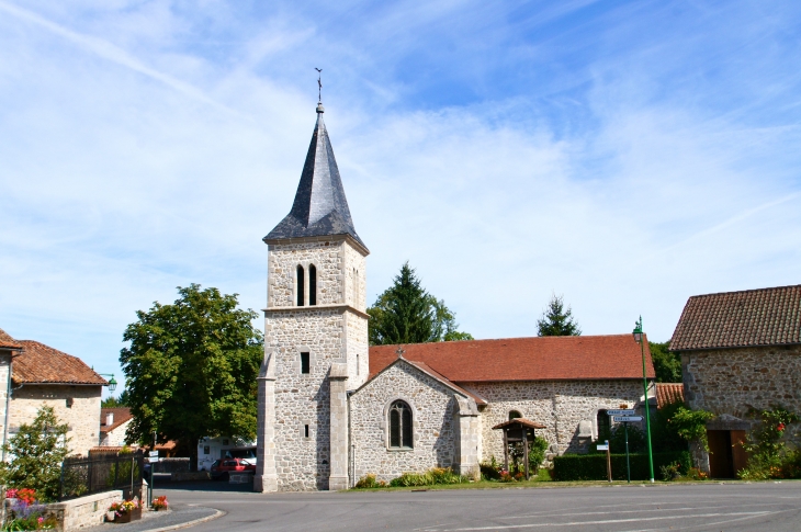 Eglise Saint-Cloud-de-Nogent a été construite au XIIe siècle, puis agrandie au XVIe siècle, et refaite partiellement en 1877. - Pensol