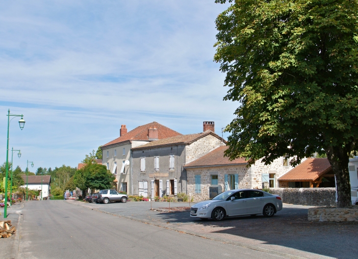 Rue traversant le village. - Pensol