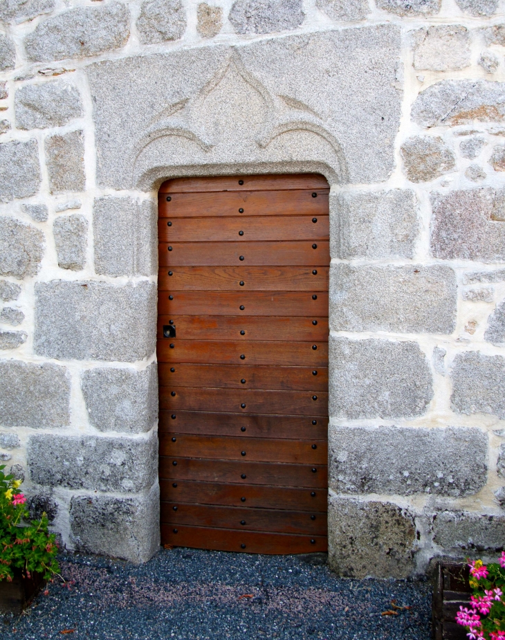 Eglise Saint Cloud - porte de la façade occidentale. - Pensol