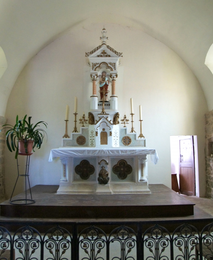 L'autel de l'église Saint-Cloud. - Pensol