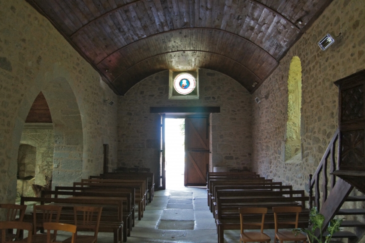 De la nef vers le portail. Eglise Saint-Cloud. - Pensol