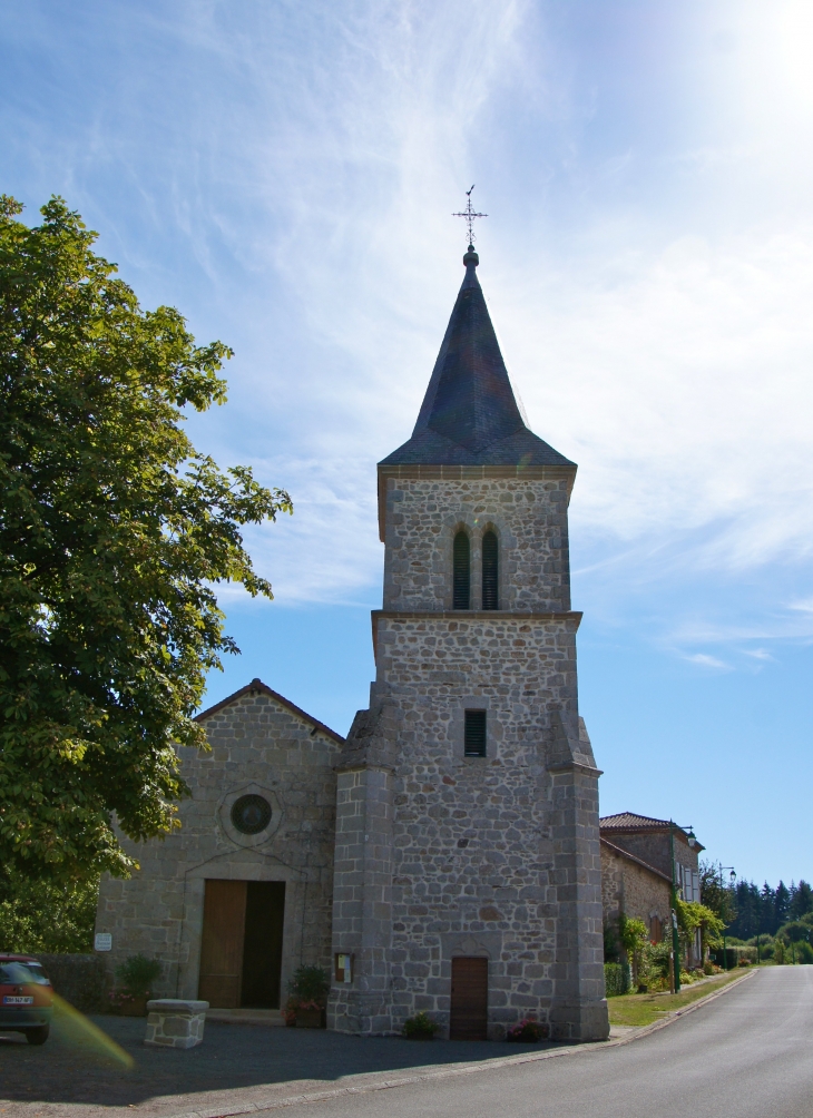 Façade occidentale de l'église Saint-Cloud d'origine romane. - Pensol