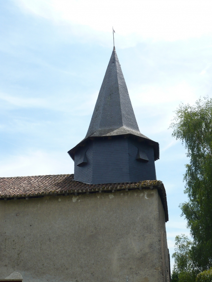 Clocher de l'église de Rilhac d'origine romane. - Rilhac-Lastours