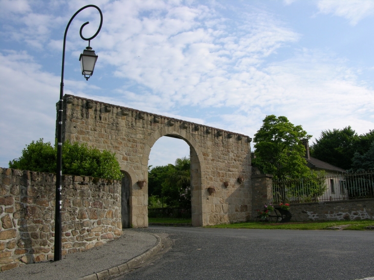 Porche d'entrée des allées du château de saint-auvent