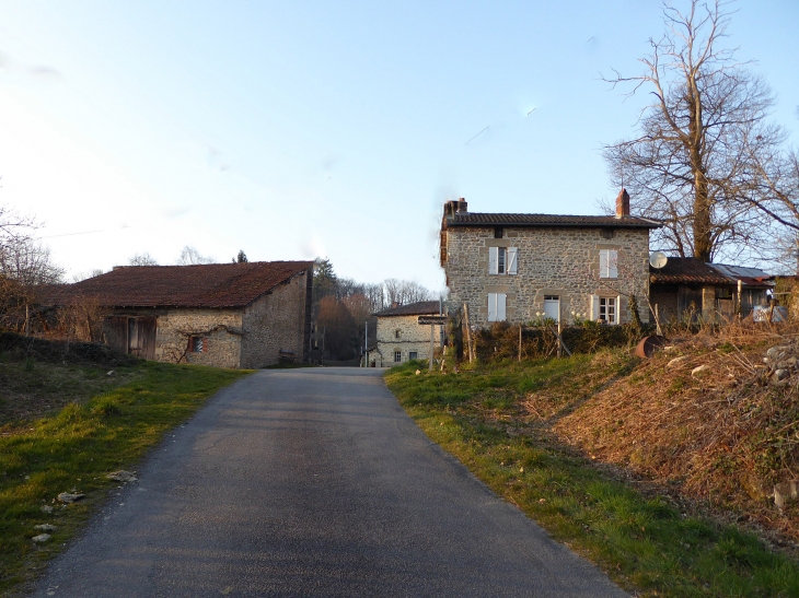 PUYMENIER : l'entrée du hameau - Saint-Jouvent