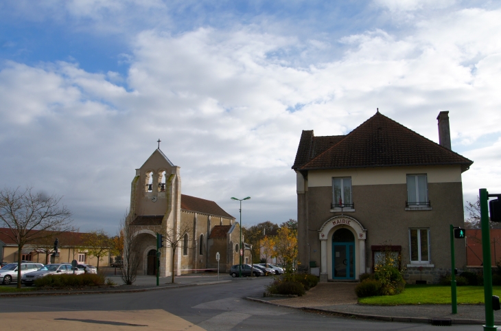 L'église et la Mairie. - Saint-Maurice-les-Brousses