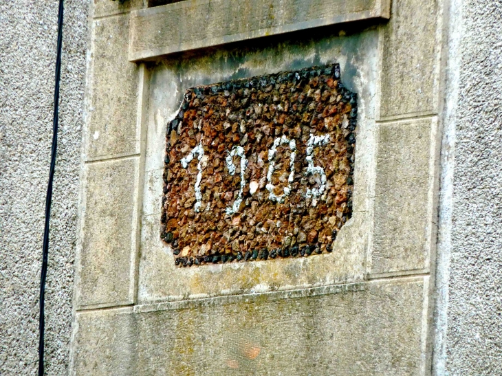 Plaque 1905 sur une maison du village. - Saint-Sulpice-Laurière