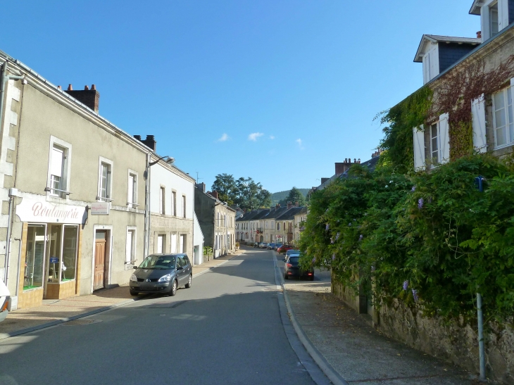 L'avenue de la Gare. - Saint-Sulpice-Laurière