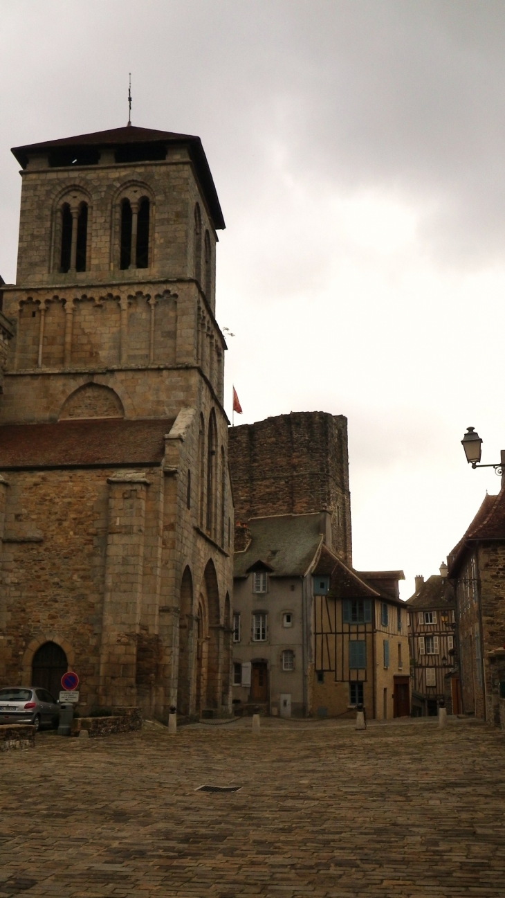 L'église et la tour-donjon du Plô. - Saint-Yrieix-la-Perche