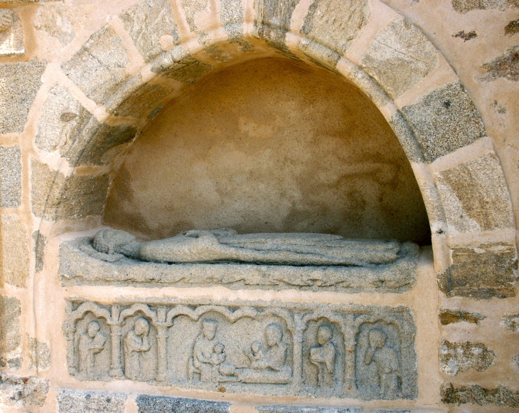 Eglise Sainte Anne. Enfeu du XIIIe siècle, Le gisant n'est pas identifié. Le panneau central du bas-relief évoque peut-être l'instant de la mort du défun. - Sainte-Anne-Saint-Priest